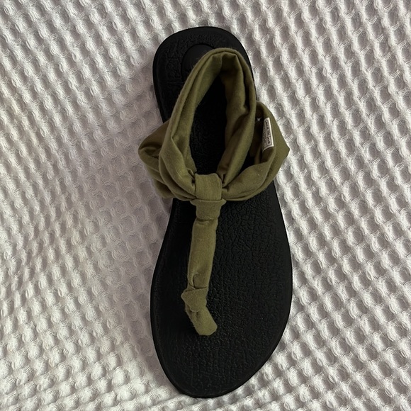 Sanuk,olive green,yoga mat sole,sandal, size 7, excellent condition, worn once - Picture 2 of 5